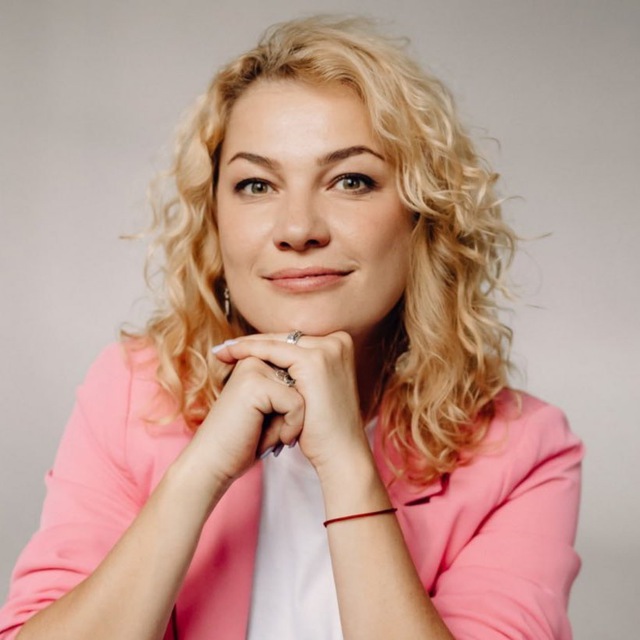 Алена Захарова