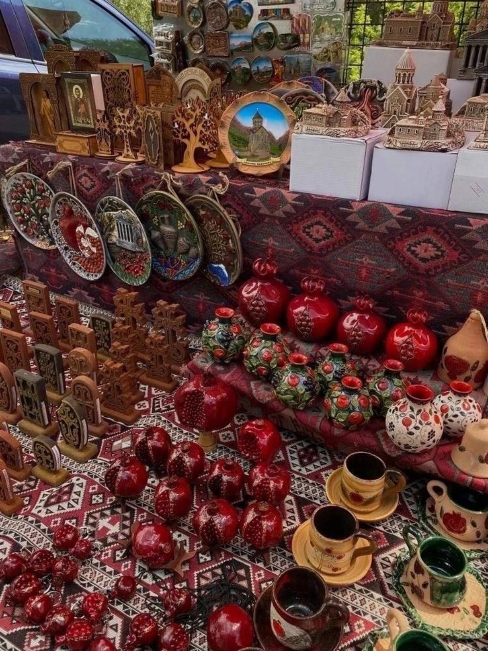 Керамика и гранаты на Вернисаже в Ереване